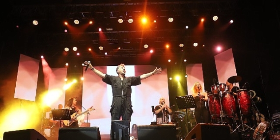 Emre Altuğ'un Coşkulu Performansı ile Festival Maratonu Başladı