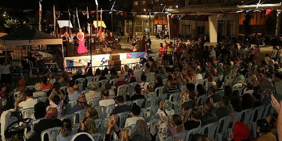 Küçükçekmece'de 'Sanat' parka taşındı, yaz akşamları renklendi