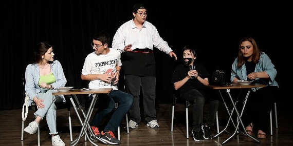 Şehir Tiyatrosu Gençlik Kulübü Oyuncuları izleyicilerden tam not aldı