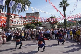 cesme-festivali-akdeniz-temasiyla-buyuk-bir-coskuyla-basladi.jpg