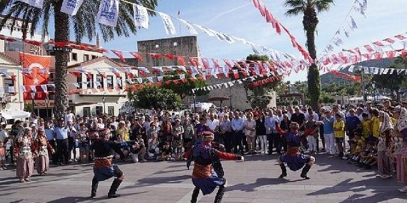 Çeşme Festivali “Akdeniz" temasıyla büyük bir coşkuyla başladı