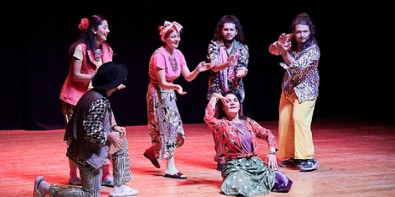 Karşıyaka Belediye Tiyatrosu kursiyerleri göz doldurdu