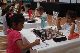 satranc-turnuvasinda-minikler-yeteneklerini-sergiledi.jpg