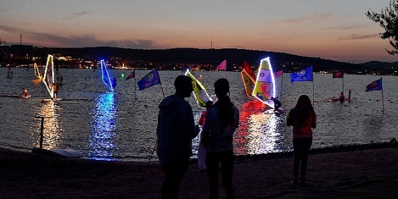 Alaçatı Philips'in ışıklarıyla aydınlandı