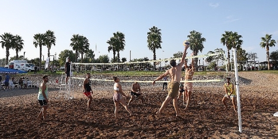 Antalya;da Cumhuriyet'in 100. Yılı coşkusu Plaj Voleybolu Turnuvası ile başladı