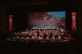 efes-kultur-yolu-festivali-cumhuriyet-konseriyle-basladi.jpg