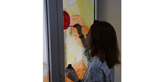 Egeli öğrenciler bina kapılarına vitrayla renk kattı