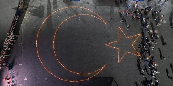 Elazığlıların, çayda çıra oyunuyla yaptığı ay ve yıldız koreografisi büyüledi