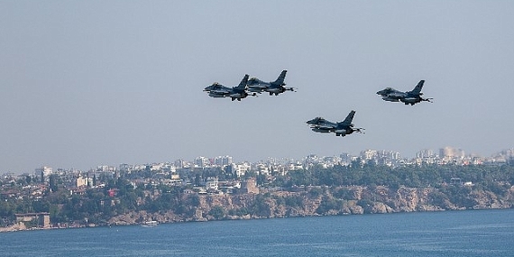 F-16'lardan Antalya semalarında muhteşem gösteri