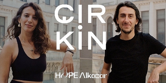 Hope Alkazar'ın İlk Tiyatro Oyunu Çirkin Kasım Ayında Sahnede