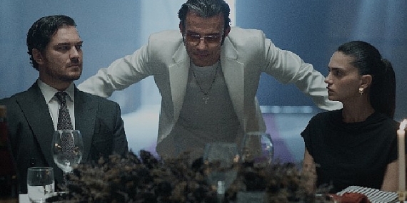 İki insanın kalbinin her şeye rağmen birbiri için attığı aşk hikayesi..