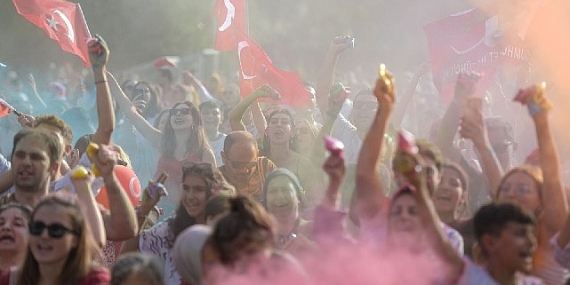 İzmirli gençler 100'üncü yıla Kültürpark'ta merhaba dedi