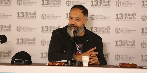 Kitap Fuarında çay simit eşliğinde sohbet