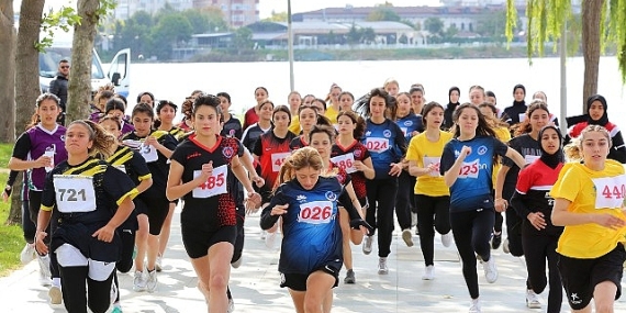 Küçükçekmeceli öğrenciler, cumhuriyet'in 100 yılı için koştular