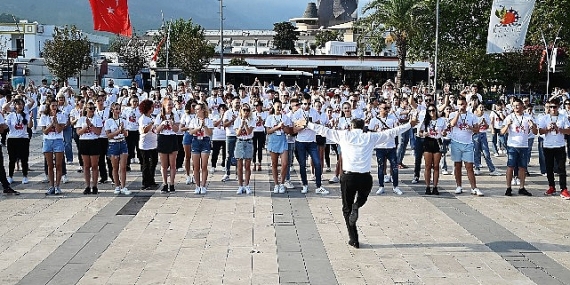 Önce Başkan'dan Zeybek, sonra 300 dansçıdan erik dalı