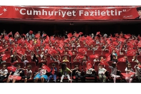 sehir-tiyatrolari-cumhuriyetin-100-yilini-benim-guzel-pabuclarim-oyununu-cocuklarla-bulusturdu.jpg