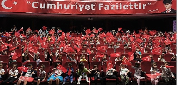 Şehir tiyatroları cumhuriyetin 100.yılını “benim güzel pabuçlarım” oyununu çocuklarla buluşturdu