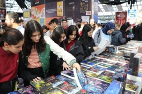 13-antalya-kitap-fuarina-ogrencilerden-yogun-ilgi.jpg