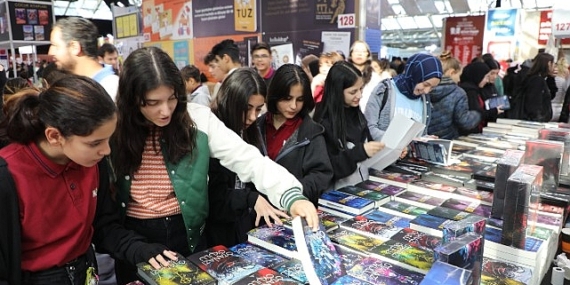 13. Antalya Kitap Fuarı'na  öğrencilerden yoğun ilgi