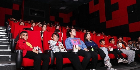 Aliağalı Öğrencilerden 'Atatürk 1881 – 1919' Filmine Yoğun İlgi