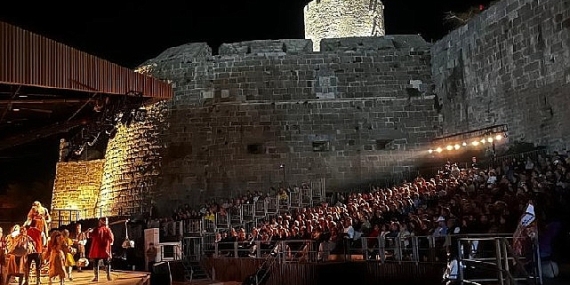 Deli Dumrul oyunu Bodrum Kalesi'nde ayakta alkışlandı