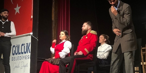 Kervansaray'da tiyatro keyfi sürüyor