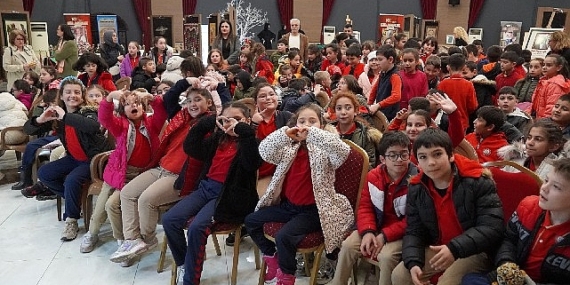Minik öğrenciler sanat galeri'nde karagöz oyunuyla tanıştı