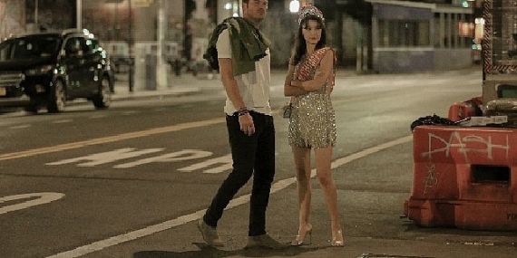 Netflix, başrollerini Kıvanç Tatlıtuğ ve Beren Saat'in paylaştığı yeni filmi İstanbul İçin Son Çağrı'nın resmi fragmanını yayınladı