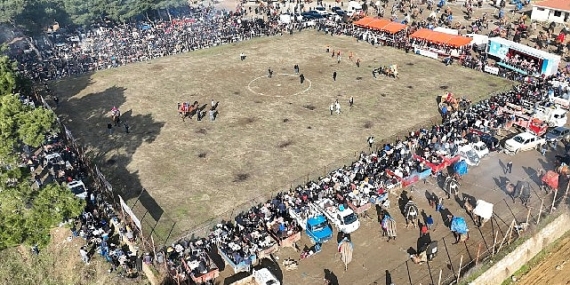 25.Geleneksel pelitköy deve güreşleri nefes kesti