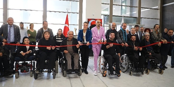 Engelleri aşan sanatçı Alper Kocabıyık'ın resim sergisi açıldı