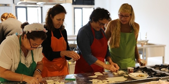 Geleneksel Yemek Atölyelerinin ilk lezzeti: Urla Mantısı (Kulaklı Mantı)