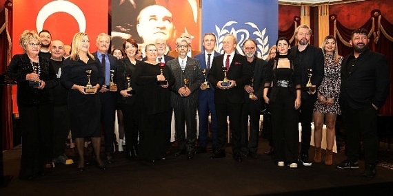 İsmet Küntay Tiyatro Ödülleri'nden Şehir Tiyatroları'na Cumhuriyetin 100. Yılı Özel Ödülü