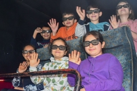 izmirde-cocuklar-12d-sinema-keyfi-yasiyor.jpg