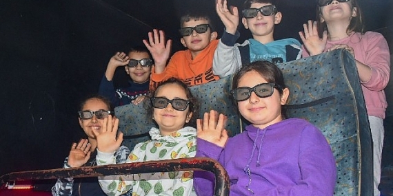 İzmir'de çocuklar 12D sinema keyfi yaşıyor