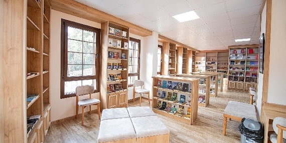 İzmir'in 24 saat yaşayan 100. Yıl Kitap Kafe ve Kütüphanesi açıldı