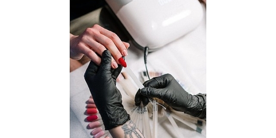 Kalıcı oje ve protez tırnaklardaki gizli tehlike: Akrilat Alerjisi