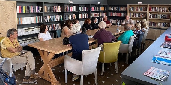 Öğretmen Başkan'dan Bayraklı'ya 6 Kitap Kafe