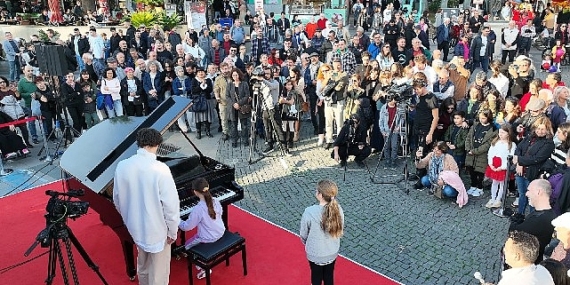 Saat Kulesi ve Cam Piramit'te piyano şöleni