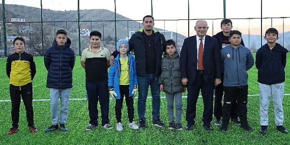 Yahyalı'da Halı Saha yapımları devam ediyor