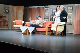 'Asla Geç Değil' tiyatro oyunu büyük alkış topladı