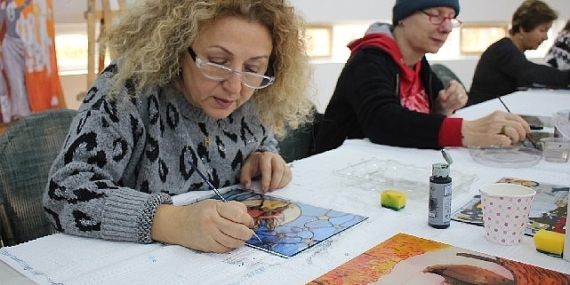 Bilge çınarlar, camaltı boyama eserleriyle yaşama tutunuyor