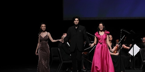 Çev sanat'ın “100. yıl cumhuriyet konseri”nde genç sanatçılar, keman virtüözü Maxim Vengerov'la sergiledikleri performansla dinleyicileri büyülediler