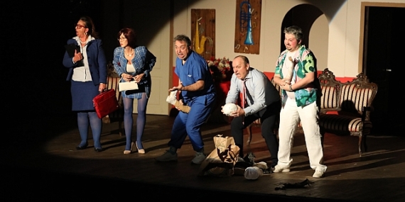 Narlıdere Belediye Tiyatrosu, iki perdelik durum komedisi Tom, Dick ve Harry adlı oyunu Atatürk Kültür Merkezi'nde sanatseverlerle buluşturdu