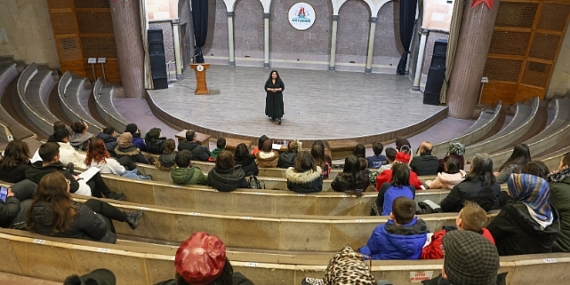 Nevşehir Belediyesi Şehir Tiyatrosu'nda yeni dönem atölye çalışmaları yoğun bir katılımla başladı.