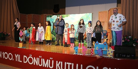 Tiyatro etkinliğine çocuklardan büyük ilgi