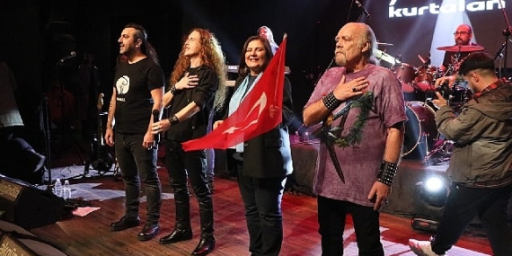 Aydın Büyükşehir Belediyesi Cem Karaca ve Barış Manço'yu Kurtalan Ekspres konseriyle andı