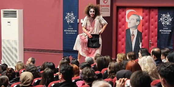 Aydın Büyükşehir Belediyesi Şehir Tiyatroları Tiyatroseverleri 'Şatonun Altında' Oyunuyla Buluşturdu