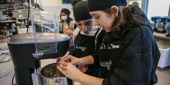 Çocuk şefler Karşıyaka'da mutfağa girdi