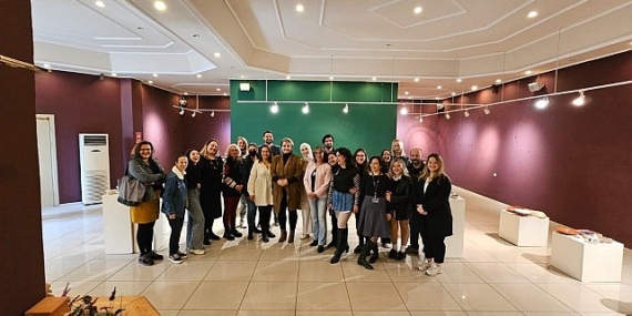 Ege MYO öğrencilerinin seramik ve cam eserleri sergilendi