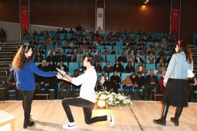 harran-universitesinde-artiz-mektebi-tiyatro-oyunu-sahnelendi.jpg